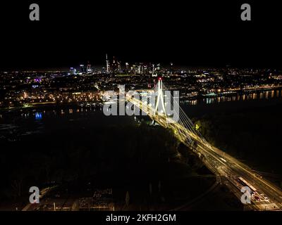 Die Swietokrzyski-Brücke über die Weichsel, auf einer modernen Seilbrücke in Warschau, Downtown. Luftaufnahme bei Nacht Stockfoto