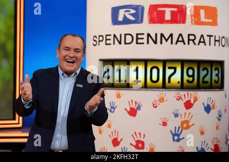 Huerth, Deutschland. 18.. November 2022. Moderator Wolfram KONS freut sich über die Spende von 41.107.923 Euro, 27. RTL Spendenmarathon 'Wir helfen Kindern', Fernsehen, 17.-18. November 2022. Kredit: dpa/Alamy Live Nachrichten Stockfoto