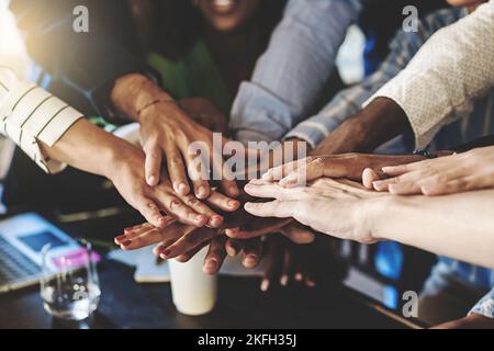Multirassische Gruppe von Geschäftsleuten, die sich in Stack zusammenschließen - Zusammenarbeit, Vielfalt, Einheit, Erfolg und Teambuilding Business Lifestyle Konzept Stockfoto