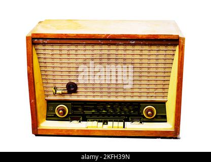 Vintage sowjetischen Retro-Radio-Empfänger aus Holz auf weißem Hintergrund. Stockfoto