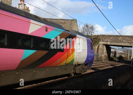 Avanti West Coast Pride pendolino Klasse 390 emu 390119 benannt Progress hat eine spezielle Lackierung mit Farben der Progress-Flagge bei Carnforth 9. November 2022. Stockfoto