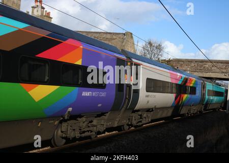 Avanti West Coast Pride pendolino Klasse 390 emu 390119 benannt Progress hat eine spezielle Lackierung mit Farben der Progress-Flagge bei Carnforth 9. November 2022. Stockfoto