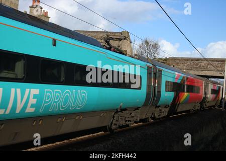 Avanti West Coast Pride pendolino Klasse 390 emu 390119 benannt Progress hat eine spezielle Lackierung mit Farben der Progress-Flagge bei Carnforth 9. November 2022. Stockfoto