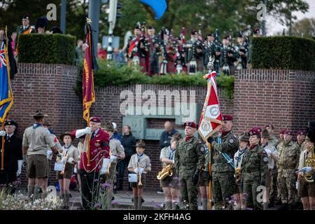 Eine Gruppe polnischer Fallschirmjäger nimmt an einer Zeremonie anlässlich des Jahrestages der Operation Market Garden an der Robert-Frost-Brücke, Arnhem, Niederlande, Teil., 16. September 2022. Diese europäischen Bürger erinnern sich an das Opfer des britischen Fallschirmregiments von 1. und ehren diejenigen, die während des Zweiten Weltkriegs ihr Leben bei der Befreiung der Niederlande verloren haben Stockfoto