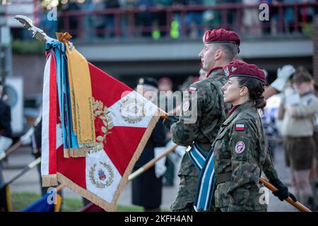 Eine Gruppe polnischer Fallschirmjäger nimmt an einer Zeremonie anlässlich des Jahrestages der Operation Market Garden an der Robert-Frost-Brücke, Arnhem, Niederlande, Teil., 16. September 2022. Diese europäischen Bürger erinnern sich an das Opfer des britischen Fallschirmregiments von 1. und ehren diejenigen, die während des Zweiten Weltkriegs ihr Leben bei der Befreiung der Niederlande verloren haben Stockfoto