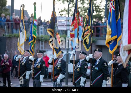 Eine Gruppe von Veteranen der britischen Armee beobachten eine Zeremonie während des Jahrestages der Operation Market Garden an der Robert Frost Bridge, Arnhem, Niederlande., 16. September 2022. Diese europäischen Bürger erinnern sich an das Opfer des britischen Fallschirmregiments von 1. und ehren diejenigen, die während des Zweiten Weltkriegs ihr Leben bei der Befreiung der Niederlande verloren haben Stockfoto