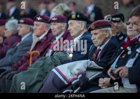 Eine Gruppe von Veteranen der britischen Armee beobachten eine Zeremonie während des Jahrestages der Operation Market Garden an der Robert Frost Bridge, Arnhem, Niederlande., 16. September 2022. Diese europäischen Bürger erinnern sich an das Opfer des britischen Parachue-Regiments von 1. und ehren diejenigen, die während des Zweiten Weltkriegs ihr Leben bei der Befreiung der Niederlande verloren haben Stockfoto