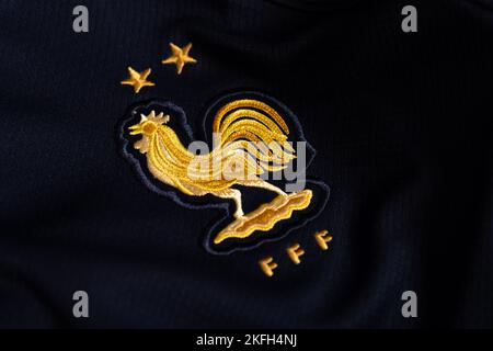 Nahaufnahme des Nationalmannschaftswappens auf dem Heimtrikot. FIFA Fußball-Weltmeisterschaft Katar 2022. Stockfoto