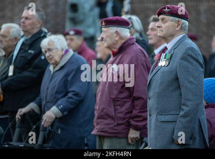 Eine Gruppe von Veteranen der britischen Armee beobachten eine Zeremonie während des Jahrestages der Operation Market Garden an der Robert Frost Bridge, Arnhem, Niederlande., 16. September 2022. Diese europäischen Bürger erinnern sich an das Opfer des britischen Fallschirmregiments von 1. und ehren diejenigen, die während des Zweiten Weltkriegs ihr Leben bei der Befreiung der Niederlande verloren haben Stockfoto