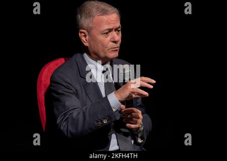 Cuneo, Italien. 18.. November 2022. Der Journalist und Schriftsteller Ezio Mauro, ehemaliger Direktor der italienischen Zeitung „La Repubblica“, auf der Bühne des Teatro Toselli in Cuneo anlässlich des Scrittorincittà Festivals. Kredit: Luca Prestia / Alamy Live Nachrichten Stockfoto