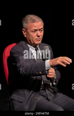 Cuneo, Italien. 18.. November 2022. Der Journalist und Schriftsteller Ezio Mauro, ehemaliger Direktor der italienischen Zeitung „La Repubblica“, auf der Bühne des Teatro Toselli in Cuneo anlässlich des Scrittorincittà Festivals. Kredit: Luca Prestia / Alamy Live Nachrichten Stockfoto