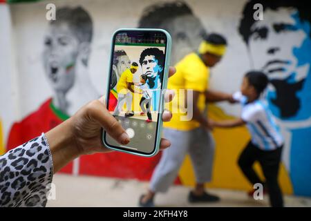 Dhaka, Bangladesch. 18.. November 2022. Argentinien und brasilianische Fans kämpfen sich, fotografieren vor einem Graffiti vor der FIFA Fußball-Weltmeisterschaft Katar 2022 in Dhaka, Bangladesch am 18. November 2022. (Foto von Kazi Salahuddin Razu/NurPhoto) Credit: NurPhoto/Alamy Live News Stockfoto