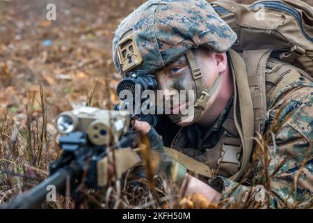 U.S. Marine Corps Lance CPL. Conor Hicks, ein Randalier der Lima Company, 3. Bataillon, 25. Marine Regiment, 4. Marine Division, zur Unterstützung der Special Purpose Marine Air-Ground Task Force UNITAS LXIII scannt während einer amphibischen Angriffstrainingsveranstaltung während der Übung UNITAS LXIII in Itaoca, Brasilien, 16. September 2022 auf Bedrohungen. Ein Landungsschiff, Dienstprogramm wurde verwendet, um brasilianische, Vereinigte Staaten und uruguayische Marineinfanteristen von der amphibischen Transportdockschiff USS Mesa Verde (LPD 19) an die Küste zu bringen, wo sie einen Strandkopf sicherten. UNITAS entwickelt und pflegt Beziehungen, die die Kapazität unserer verbessern Stockfoto