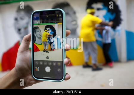 Dhaka, Bangladesch. 18.. November 2022. Argentinien und brasilianische Fans kämpfen sich, fotografieren vor einem Graffiti vor der FIFA Fußball-Weltmeisterschaft Katar 2022 in Dhaka, Bangladesch am 18. November 2022. (Foto von Kazi Salahuddin Razu/NurPhoto) Credit: NurPhoto/Alamy Live News Stockfoto