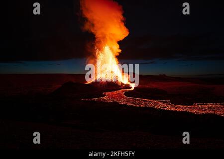 Eine Luftaufnahme von Lava, die aus einem ausbrechenden Vulkan in Island strömt Stockfoto