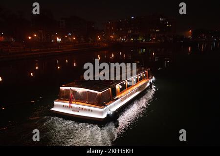 Danzig, Polen - 31. Oktober 2022: Nachtansicht von Danzig Polen mit einem kleinen Kreuzfahrtboot Stockfoto