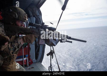 U.S. Marine Corps Sgt. Jacob Clemens, ein Pfadfinder mit dem Bataillon Landing Team 2/5, 31. Marine Expeditionary Unit, feuert ein M110 Semi-Automatic Sniper System während eines Live-Feuers aus einer SH-60 Sea Hawk in der philippinischen See, 16. September 2022. Die Scout-Scharfschützen führten das Live-Feuer durch, um ihre Fähigkeiten zu verbessern und die Kampfbereitschaft aufrechtzuerhalten. Die 31. MEU ist an Bord von Schiffen der Amphibious Ready Group von Tripolis im Einsatzgebiet der 7. Flotten tätig, um die Interoperabilität mit Verbündeten und Partnern zu verbessern und als einsatzbereite Einsatztruppe zur Verteidigung von Frieden und Stabilität in der Region Indo-Pazifik zu dienen Stockfoto