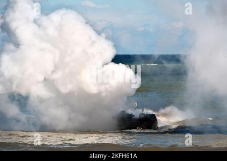 Tokunoshima, Japan. 18.. November 2022. AAV7 (Sturmamphibisches Fahrzeug) der Amphibienschnelleinsatzbrigade der japanischen Selbstverteidigungskräfte, die während der gemeinsamen militärischen Übung „Keen Sword 23“ der USA und Japans am Manda Beach auf der Insel Tokunoshima, Präfektur Kagoshima, Japan, am 18. November 2022 landete. Foto von Keizo Mori/UPI Credit: UPI/Alamy Live News Stockfoto