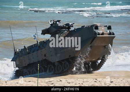 Tokunoshima, Japan. 18.. November 2022. AAV7 (Sturmamphibisches Fahrzeug) der Amphibienschnelleinsatzbrigade der japanischen Selbstverteidigungskräfte, die während der gemeinsamen militärischen Übung „Keen Sword 23“ der USA und Japans am Manda Beach auf der Insel Tokunoshima, Präfektur Kagoshima, Japan, am 18. November 2022 landete. Foto von Keizo Mori/UPI Credit: UPI/Alamy Live News Stockfoto