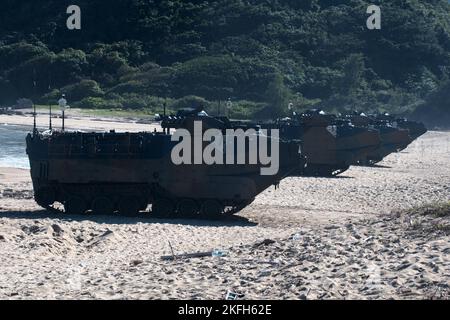 Tokunoshima, Japan. 18.. November 2022. AAV7 (Sturmamphibisches Fahrzeug) der Amphibienschnelleinsatzbrigade der japanischen Selbstverteidigungskräfte, die während der gemeinsamen militärischen Übung „Keen Sword 23“ der USA und Japans am Manda Beach auf der Insel Tokunoshima, Präfektur Kagoshima, Japan, am 18. November 2022 landete. Foto von Keizo Mori/UPI Credit: UPI/Alamy Live News Stockfoto