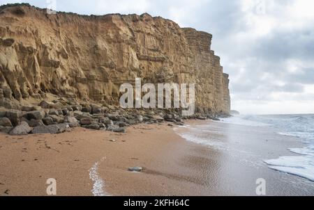 Felsformationen, Sandsteinklippen am Strand von West Bay, in der Nähe von Bridport in Dorset, Großbritannien. Teil der berühmten jurassischen Küste, Weltkulturerbe, selektiver Fokus Stockfoto