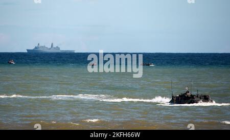 Tokunoshima, Japan. 18.. November 2022. AAV7 (Sturmamphibisches Fahrzeug) der Amphibienschnelleinsatzbrigade der japanischen Selbstverteidigungskräfte, die während der gemeinsamen militärischen Übung „Keen Sword 23“ der USA und Japans am Manda Beach auf der Insel Tokunoshima, Präfektur Kagoshima, Japan, am 18. November 2022 landete. Foto von Keizo Mori/UPI Credit: UPI/Alamy Live News Stockfoto