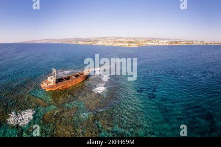 MS Demetrios II Frachtschiff wrackt auf den Korallenriffs zwischen den Meereswellen, Paphos, Zypern Stockfoto