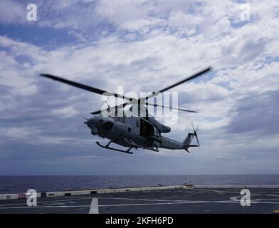 Ein US Marine Corps UH-1Y „Venom“ Hubschrauber vom Marine Light Attack Helicopter Squadron (HMLA) 773, Marine Air Group 41, 4. Marine Aircraft Wing, zur Unterstützung der Special Marine Air-Ground Task Forces UNITAS LXIII, Schwebt über dem Flugdeck der USS Mesa Verde (LPD-19), während Cross-Deck-Schiffslandeoperationen vor der Küste Brasiliens zur Unterstützung der Übung UNITAS LXIII, 17. September 2022 durchgeführt werden. Dieser spezielle Flug dient als letzter für Oberstleutnant John Bopp in einem „Huey“, als er in seinem nächsten Einsatz auf ‘C-12-Flugzeuge mit festem Flügel umzieht. HMLA-773 dient als Luftfahrtkampfelement (ACE) Stockfoto