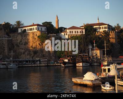 Alter Yachthafen von Antalya. Historische Häuser und Yivli Minarett Moschee. Kaleiçi, Antalya, Türkiye. Stockfoto