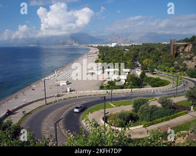 Konyaaltı Strand und die kurvige Asphaltstraße, die zum beach.in Antalya, Türkiye führt. Stockfoto