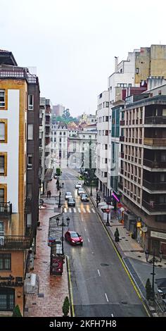 Blick auf die Straße Jovellanos in Oviedo; Fürstentum Asturien, Asturien, Spanien, Europa Stockfoto