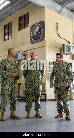 SANTA RITA, Guam (Sept 16, 2002) Adm Hinten. Bradley Andros und Force Master Chief Rick Straney besuchen die Operationen des Naval Mobile Construction Bataillons (NMCB) 11, der Ablösung Guam im Camp Covington Naval Base Guam. Andros traf sich mit Seabees von Delta Company, besuchte den Ausrüstungshof der Alpha Company und besichtigte die Versorgungslager. Stockfoto