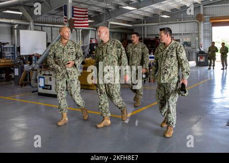 SANTA RITA, Guam (Sept 16, 2002) Adm Hinten. Bradley Andros und Force Master Chief Rick Straney besuchen die Operationen des Naval Mobile Construction Bataillons (NMCB) 11, der Ablösung Guam im Camp Covington Naval Base Guam. Andros traf sich mit Seabees von Delta Company, besuchte den Ausrüstungshof der Alpha Company und besichtigte die Versorgungslager. Stockfoto