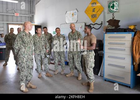 SANTA RITA, Guam (Sept 16, 2002) Adm Hinten. Bradley Andros und Force Master Chief Rick Straney besuchen die Operationen des Naval Mobile Construction Bataillons (NMCB) 11, der Ablösung Guam im Camp Covington Naval Base Guam. Andros traf sich mit Seabees von Delta Company, besuchte den Ausrüstungshof der Alpha Company und besichtigte die Versorgungslager. Stockfoto