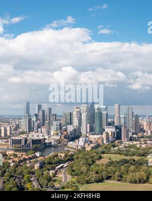 London, die Stadt am Flussufer, mit Wohngebäuden, Grünflächen und modernen Wolkenkratzern, Luftaufnahme. Stockfoto