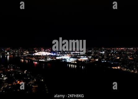 Fantastische Aussicht auf die Stadt bei Nacht, Wolkenkratzer glitzernden weißen und roten Lichtern am Horizont, Luftaufnahme. Stockfoto