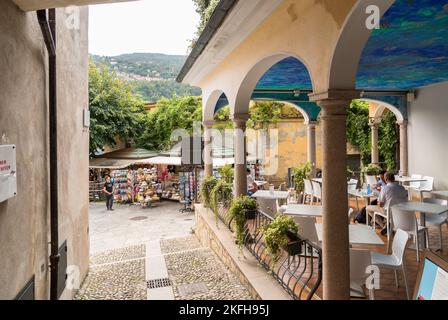 Stresa, Piemont, Italien - 6. September 2022: Historisches Zentrum mit Bars, Restaurants und Geschäften der Isola Bella oder der schönen Insel, einer der Borromäischen Stockfoto