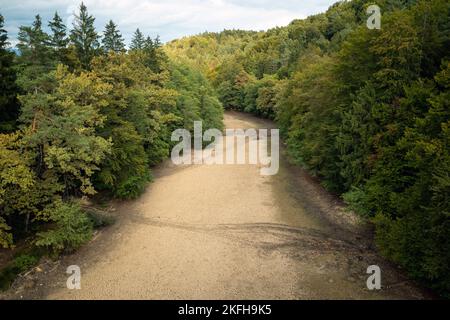 Trockenes Gebirgsflußbett im Wald, während der heißen Sommersaison, verheerende Auswirkungen auf die Umwelt, Luftaufnahme. Stockfoto