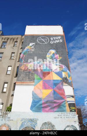 New York City, New York, USA - Nov 12 2022: Wandbild des brasilianischen Straßenkünstlers Eduardo Kobra, das Jugend und die Waffengewalt-Epidemie einfängt. Stockfoto