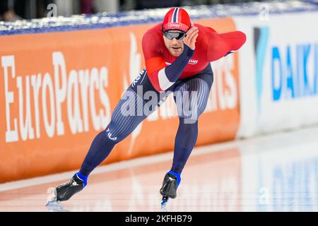 HEERENVEEN, NIEDERLANDE - 18. NOVEMBER: Henrik Fagerli Rukke aus Norwegen tritt am 18. November 2022 während der Speedskating World Cup 2 in Heerenveen, Niederlande, an den Men's 1000m an (Foto by Douwe Bijlsma/Orange Picts) NOCNSF House of Sports Stockfoto