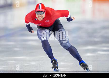HEERENVEEN, NIEDERLANDE - 18. NOVEMBER: Henrik Fagerli Rukke aus Norwegen tritt am 18. November 2022 während der Speedskating World Cup 2 in Heerenveen, Niederlande, an den Men's 1000m an (Foto by Douwe Bijlsma/Orange Picts) NOCNSF House of Sports Stockfoto