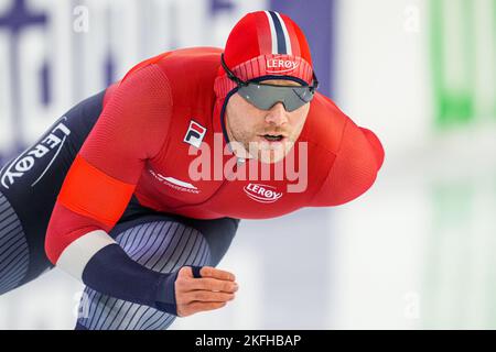 HEERENVEEN, NIEDERLANDE - 18. NOVEMBER: Henrik Fagerli Rukke aus Norwegen tritt am 18. November 2022 während der Speedskating World Cup 2 in Heerenveen, Niederlande, an den Men's 1000m an (Foto by Douwe Bijlsma/Orange Picts) NOCNSF House of Sports Stockfoto