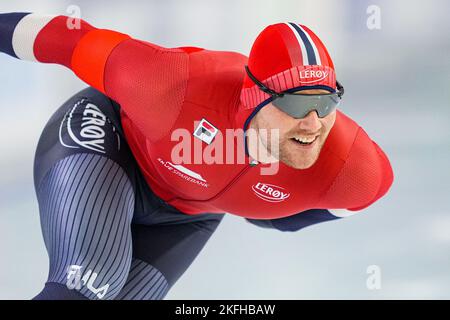 HEERENVEEN, NIEDERLANDE - 18. NOVEMBER: Henrik Fagerli Rukke aus Norwegen tritt am 18. November 2022 während der Speedskating World Cup 2 in Heerenveen, Niederlande, an den Men's 1000m an (Foto by Douwe Bijlsma/Orange Picts) NOCNSF House of Sports Stockfoto