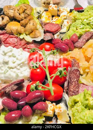 Frisch gemischter Salat mit Oliven, Salat, Fleisch, Käse, Pilzen, Satziki Stockfoto