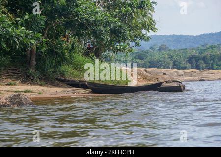 Ein Boot auf dem Fluss Vaupes, Kolumbien Stockfoto