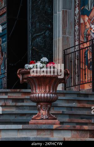 Eine vertikale Nahaufnahme eines bronzenen Blumentopfes im Freien im Kloster Hadambu, Bezirk Iasi, Rumänien Stockfoto