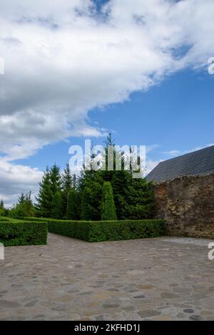 Eine vertikale Aufnahme des Hinterhofs des Klosters Hadambu im Bezirk Iasi, Rumänien Stockfoto