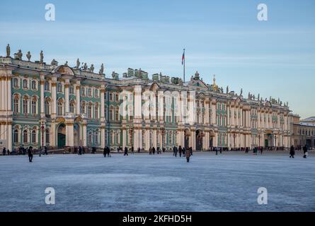 St. Petersburg, Russland - 08. Januar 2022: Viele Menschen besuchen das Hermitage Museum und den Schlossplatz an Wochenenden und Feiertagen Stockfoto