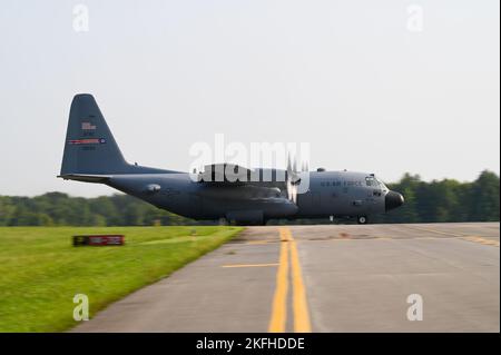 Ein C-130H Hercules Flugzeug, das dem 910. Airlift Wing zugewiesen wurde, führt eine Sturmlandung auf der Youngstown Air Reserve Station, Ohio, am 16. September 2022 durch. Die Landung war Teil der jährlichen TAC-Woche 757. des Airlift Squadron, einer komprimierten Woche des Flugtrainings, die durch einen 6-Flugzeuge-Formationsflug hervorgehoben wurde. Stockfoto