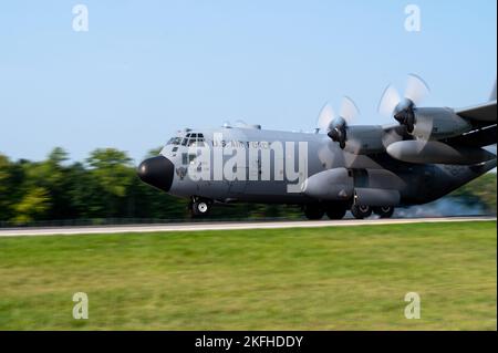 Ein C-130H Hercules Flugzeug, das dem 910. Airlift Wing zugewiesen wurde, führt eine Sturmlandung auf der Youngstown Air Reserve Station, Ohio, am 16. September 2022 durch. Die Landung war Teil der jährlichen TAC-Woche 757. des Airlift Squadron, einer komprimierten Woche des Flugtrainings, die durch einen 6-Flugzeuge-Formationsflug hervorgehoben wurde. Stockfoto